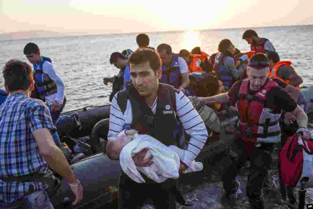 در این تصویر دیده می شود که پناهندگان از ترکیه به یک جزیره یونان تازه رسیده اند &nbsp;