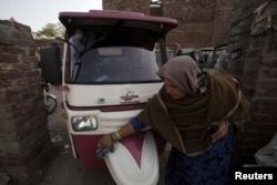 پاکستانی خاتون ڈرائیور اپنے پنک رکشا کے ساتھ