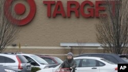 Target informó a sus clientes que siguen investigando y que para que estén segura de la legitimidad de sus correspondencias pueden visitar la página web de la tienda donde publican todos sus comunicados.