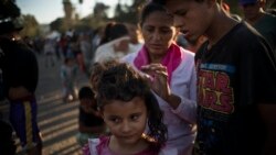 Miles de niños esperan junto a sus padres en los campos improvisados en México para atender a los migrantes llegados desde Centroamérica.