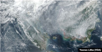 Citra satelit yang menggambarkan kabut asap lintas batas yang berasal dari Indonesia di 2015 dan 2019 yang dipublikasi dalam laporan Greenpeace berjuldul Karhutla Dalam Lima Tahun Terakhir. (Foto: VOA/Yoanes Litha)