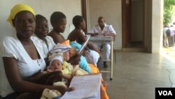 ARCHIVES - Des mères reçoivent des soins postnatals à l'hôpital St Luke,à Lupane, à environ 600 km au sud-ouest de Harare, au Zimbabwe, le 20 novembre 2014.