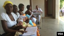Mothers receiving postnatal care at St Luke’s Hospital,in Lupane, about 600 kilometers southwest of Harare, Zimbabwe, Nov. 20, 2014. (Sebastian Mhofu/VOA)