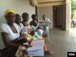 Mothers receiving postnatal care at St Luke’s Hospital,in Lupane, about 600km southwest of Harare, Zimbabwe, Nov. 20, 2014. (Sebastian Mhofu/VOA)