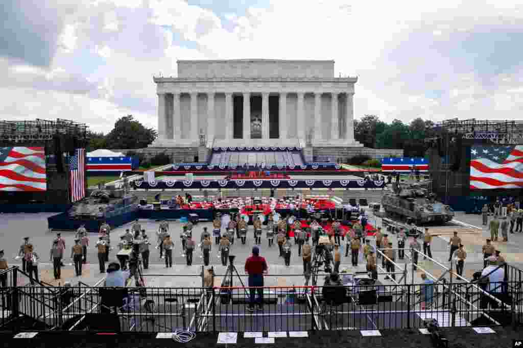 the Lincoln Memorial fMatayarisho ya siku ya uhuru ya Marekani yakiendelea mjini Washington katika uwanja wa Lincoln Memorial.