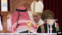 프란치스코 교황이 24일 요르단을 방문해 압둘라 국왕과 라니아 왕비의 영접을 받고 있다.