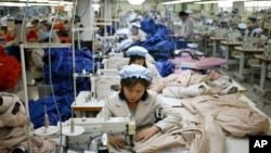 지난 2013년 12월 개성공단 내 한국 기업 공장에서 북한 노동자들이 일하고 있다. (자료사진)