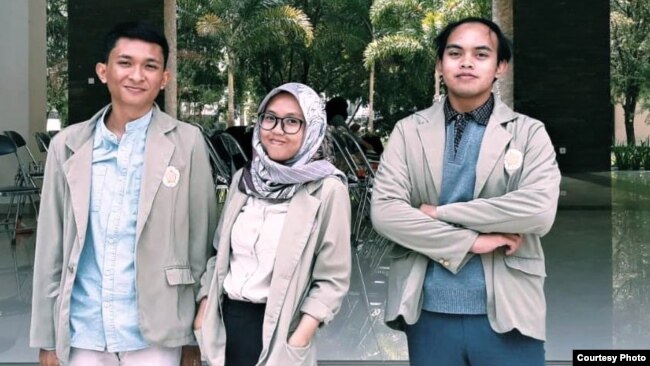 Tiga mahasiswa UGM peneliti bahasa Rejang, Bengkulu. (foto dok. Putri)