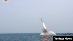 북한 조선중앙TV가 지난해 SLBM 수중 사출실험을 실시했다며 공개한 사진.