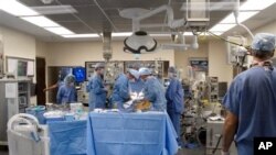 Các bác sĩ thực hiện phẫu thuật tại Trung tâm y tế St. Vincent, Little Rock, Arkansas, trong một bức ảnh tư liệu không ghi ngày tháng.