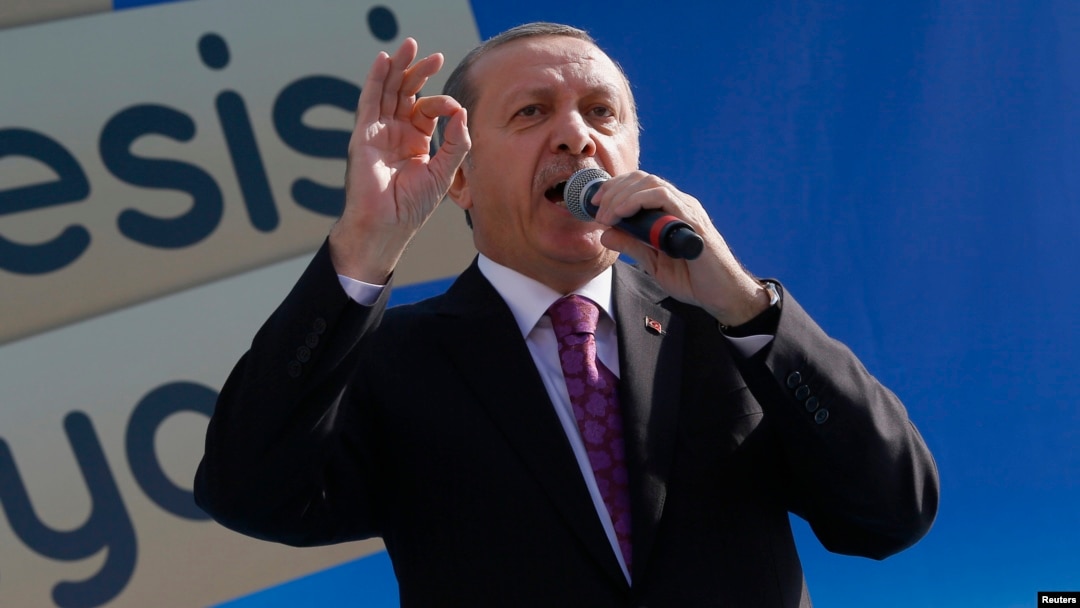 Presiden Turki Recep Tayyip Erdogan berpidato dalam pemukaan sebuah sekolah imam khatib di Ankara (18/11).