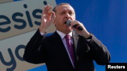Presiden Turki Recep Tayyip Erdogan berpidato dalam pemukaan sebuah sekolah imam khatib di Ankara (18/11).