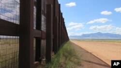 Muro fronterizo en Naco, Arizona. La Casa Blanca acelera para retomar la construcción del muro en la frontera con México.