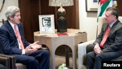 U.S. Secretary of State John Kerry meets with Jordan's King Abdullah (R) at Al-Hummar Palace in Amman, Jan. 5, 2014. 