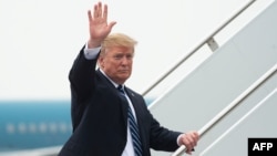 US President Donald Trump boards Air Force One at Noi Bai International Airport to leave Vietnam following the second US-North Korea summit in Hanoi on February 28, 2019. - The nuclear summit between US President Donald Trump and Kim Jong Un in Hanoi ended without an agreement on