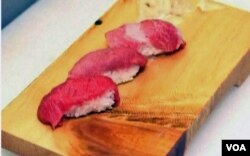 Sushi dengan potongan segar tuna sirip biru.