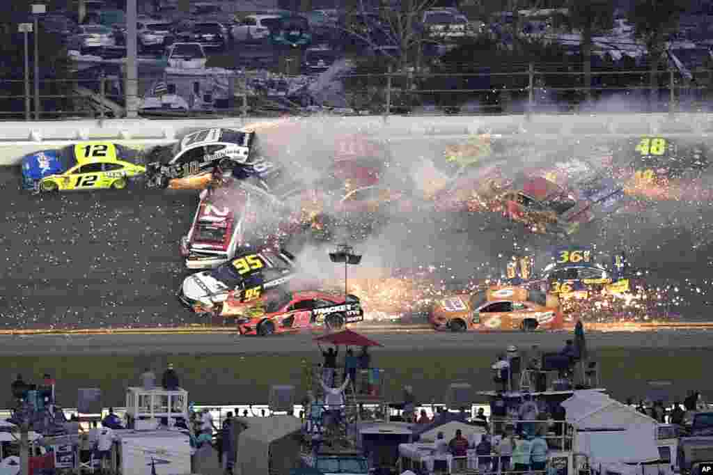 미국 플로리다주 데이터너 비치에서 열린 &#39;나스카 데이터너 500(NASCAR Daytona 500)&#39; 경주대회에서 추돌사고가 발생해 차들이 뒤엉켜 있다.