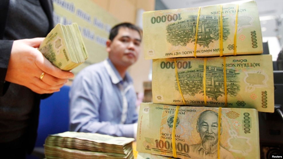 Tư liệu - Nhân viên đang đếm tiền tại một chi nhánh của Ngân hàng Đầu tư và Phát triển Việt Nam (BIDV) ở Hà Nội.