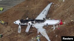 လေဆိပ်အဆင်းပျက်ကျခဲ့တဲ့ Asiana လေကြောင်းလိုင်းပိုင် Boeing 777 လေယာဉ်။ (ဇူလိုင်လ ၆ ရက်၊ ၂၀၁၃)။