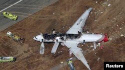 Olupina srušenog aviona kompanije Azijana Earlajnz kraj piste aerodroma u San Francisku