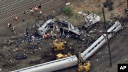 Petugas darurat bekerja di lokasi kecelakaan kereta, 13 Mei 2015, di Philadelphia.