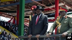 Le président du Soudan du Sud, Salva Kiir, accompagné du chef d'état-major de l'armée, Paul Malong Awan, à droite, los de la célébration de l'indépendance du Soudan du Sud, à Juba, 9 juillet 2015. 