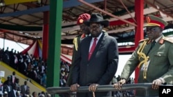 Presiden Sudan Selatan Salva Kiir, tengah, ditemani oleh Kepala Staf Angkatan Darat, Paul Malong Awan, kanan, menghadiri upacara hari kemerdekaan di Ibu Kota Juba, Sudan Selatan, 9 Juli 2015.