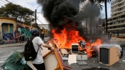 Los manifestantes también incendiaron barricadas en protestas en la ciudad de Valparaíso el 12 de noviembre de 2019.