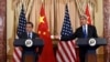 美国国务卿约翰·克里和中国外长王毅在美国国务院联合与媒体见面。（2016年2月23日）