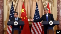지난 23일 미국 워싱턴을 방문한 왕이 중국 외교부장(왼쪽)이 존 케리 미 국무장관과 공동 기자회견을 하고 있다.