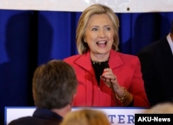 ທ່ານນາງ Hillary Clinton ຜູ້ສະໝັກເຂົ້າແຂ່ງຂັນ ເປັນປະທານາທິບໍດີ ສັງກັດພັກເດໂມແຄຣັດ ກ່າວຖະແຫລງຕໍ່ຜູ້ຊົມ ໃນລະຫວ່າງ ການຢຸດແວ່ ໂຄສະນາຫາສຽງ ຢູ່ໃນງານລ້ຽງອາຫານຄ່ຳ ເນື່ອງໃນວັນທຸງຊາດ ທີ່ເມືອງ Manchester ລັດ New Hampshire, ວັນທີ 15 ມີຖຸນາ 2015
