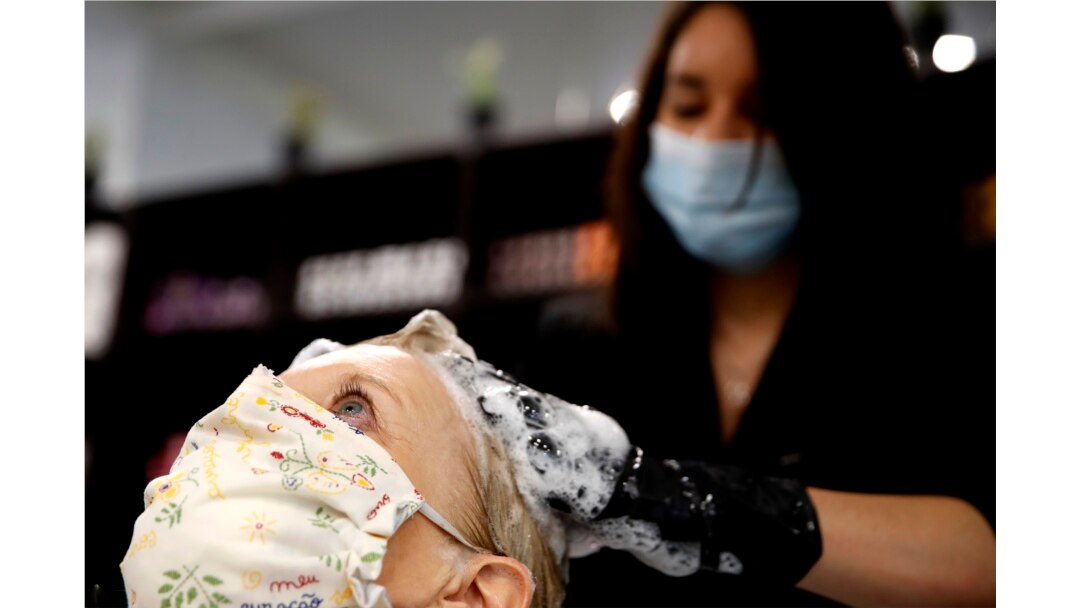Salon kecantikan di Paris, Perancis mulai dibuka kembali pasca karantina.