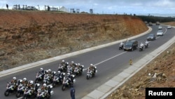 Ler cortège funèbre transportant le cercueil de Nelson Mandela.