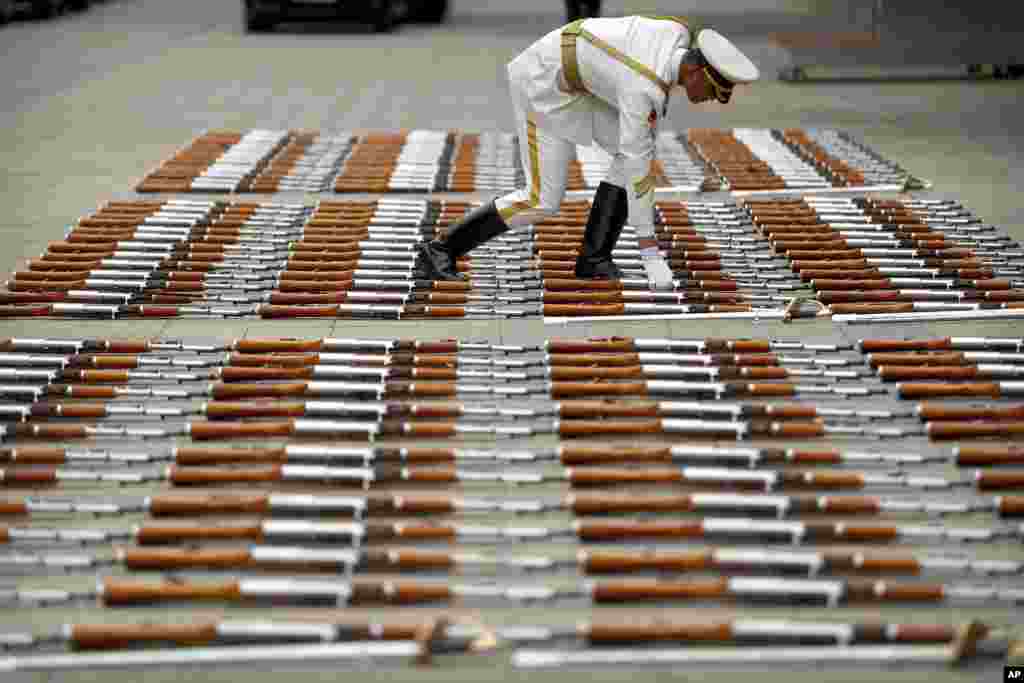 گارد تشریفاتی چین در حال بازرسی تفنگ های چیده شده پیش از مراسم استقبال از نخست وزیر دانمارک