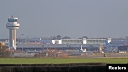 Xe cảnh sát đỗ gần đường băng sân bay Gatwick hôm 20/12.