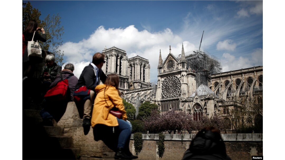 Warga setempat dan turis mengunjungi Katedral Notre-Dame di Paris, Perancis pasca kebakaran (17/4).
