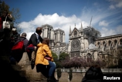 Warga setempat dan turis mengunjungi Katedral Notre-Dame di Paris, Perancis pasca kebakaran (17/4).