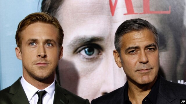 Le réalisateur, le scénariste et le membre de la distribution George Clooney, et le membre de la distribution Ryan Gosling lors de la première de "The Ides of March" qui a remporté le prix du meilleur scénario adapté. (AP PHOTO)"The Ides of March" which won for Best Adapted Screenplay. (AP PHOTO)