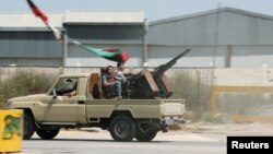 리비아 통합정부군이 18일 리비아 트리폴리 지역에서 트럭을 타고 이동하고 있다. 