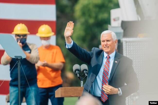 彭斯副总统在他的推特上发布的参观威斯康辛州拉克罗斯的达里兰电力合作社的照片。(2020年9月7日)