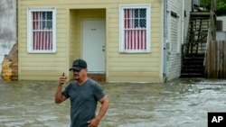 Stanovnik Nju Orleansa Beri Vilijams u vodi koja se prelila iz jezera Pončartrejn, tokom uragana Beri, 13. jula 2019. 