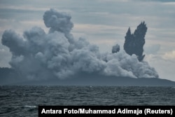 Gunung Anak Krakatau menyemburkan abu panas saat erupsi terlihat dari Kapal Patroli TNI Angkatan Laut, KRI Torani 860, di Selat Sunda, Banten, 28 Desember 2018. (Foto: Antara/Muhammad Adimaja via REUTERS)