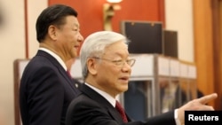 Tổng bí thư Việt Nam Nguyễn Phú Trọng (trước) và Chủ tịch nước TQ Tập Cận Bình. 