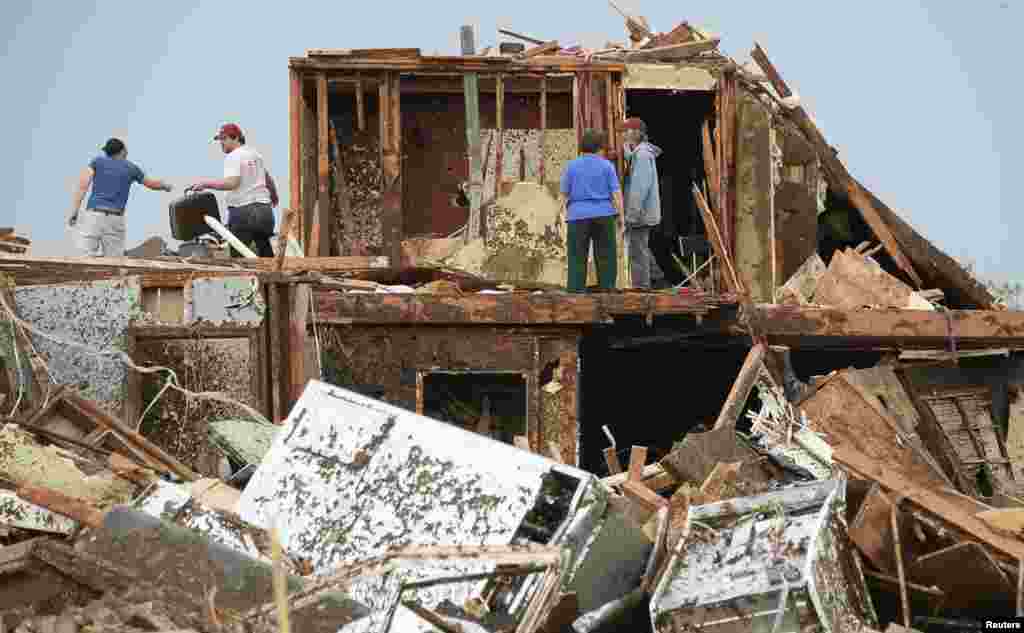 Despu&eacute;s del paso del tornado en Oklahoma muchas personas regresaron a sus viviendas en b&uacute;squeda de pertenencias, pero fueron testigos del desolador panorama.