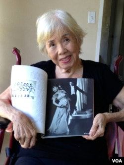 Dancer, actress and nightclub hostess Mai Tai Sing, now 91, shows a photo of her and her husband Wilber Tai Sing dancing at Forbidden City in 1942 (H. Chang/VOA).