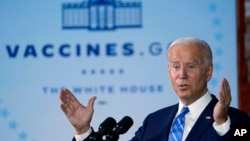 ARCHIVO - El presidente Joe Biden habla sobre las vacunas contra el COVID-19 después de recorrer un sitio de construcción para un centro de datos de Microsoft en Elk Grove Village, Illinois, el 7 de octubre de 2021.