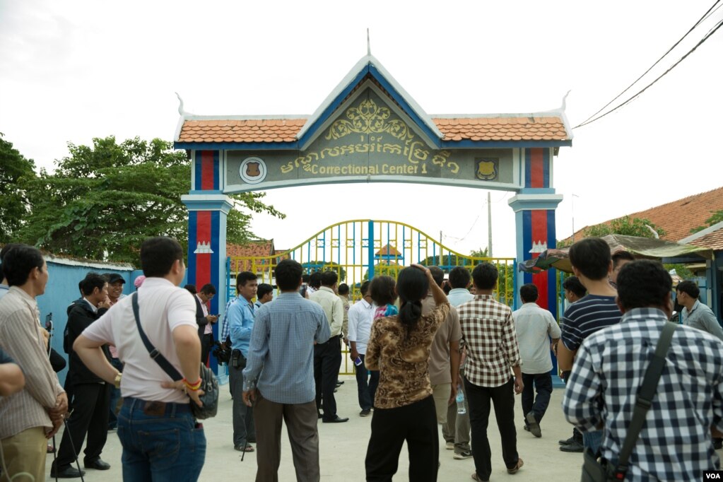 Supporters are waiting for the release of activists and opposition party members in front of Correctional Center 1 in the evening of 27th August, 2018 in Phnom Penh, Cambodia. (Tum Malis/VOA Khmer)
