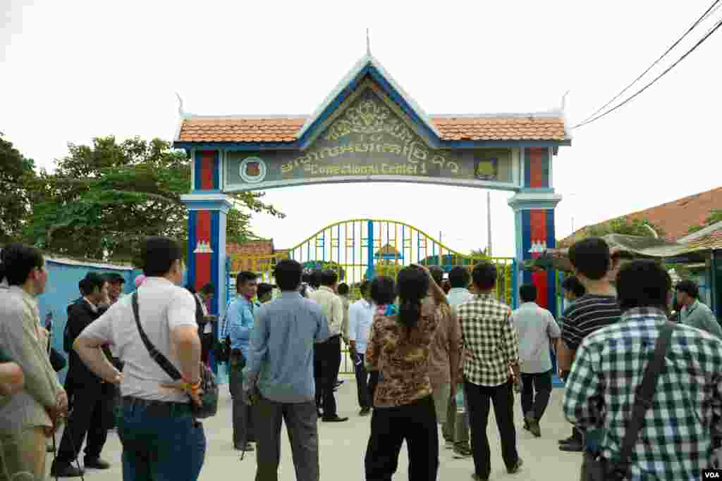 Supporters are waiting for the release of activists and opposition party members in front of Correctional Center 1 in the evening of 27th August, 2018 in Phnom Penh, Cambodia. (Tum Malis/VOA Khmer)