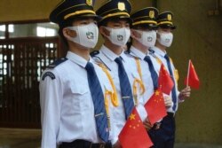 Siswa dari Asosiasi Pengawal Bendera Hong Kong memegang bendera nasional China selama upacara pengibaran bendera dalam peringatan 24 tahun penyerahan Hong Kong ke China di sebuah sekolah di Hong Kong, Kamis, 1 Juli 2021. (AP Photo/Vincent Yu)