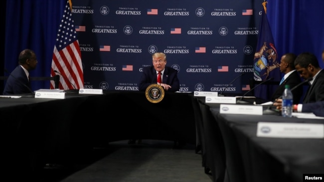 Presidenti Trump takohet me komunitetin e biznesit gjatë vizitës në fabrikën Ford